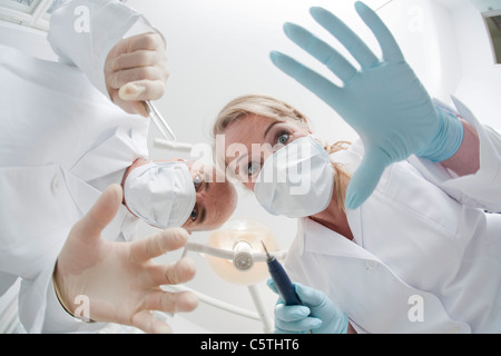 Deutschland, Bayern, Landsberg, Zahnarzt und Zahnärztin, niedrigen Winkel Ansicht, Porträt Stockfoto