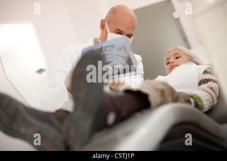 Deutschland, Bayern, Landsberg, Zahnarzt zeigen Mädchen (8-9) ein X-Ray Stockfoto