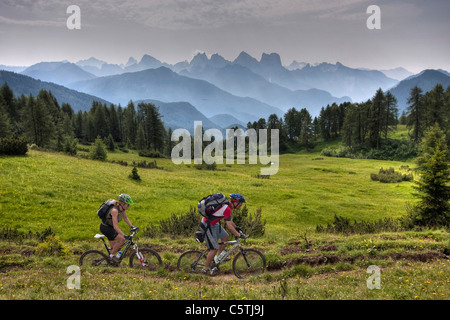Italien, Dolomiten, paar mountainbiking Stockfoto
