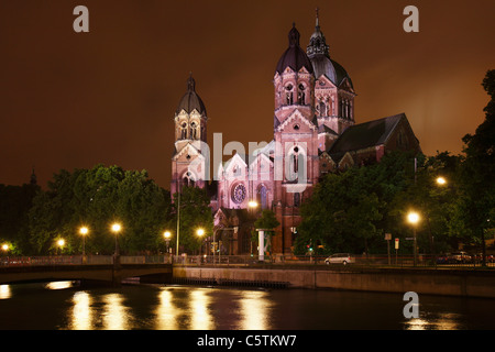 Deutschland, Bayern, München, Blick auf St. Lukas Kirche vom Fluss Isar bei Nacht Stockfoto