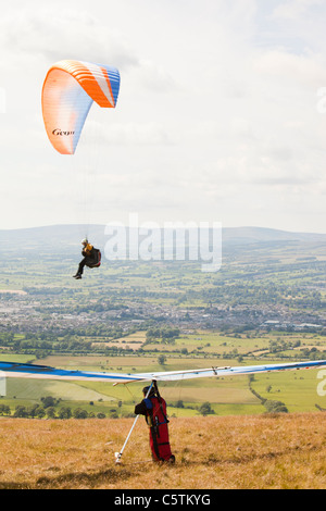 Paraponters von der Seite des Pendle Hill, über Clitheroe in Lancashire, UK fliegen. Stockfoto
