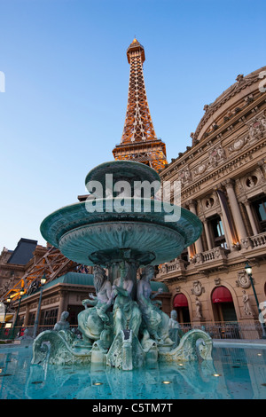 USA, Las Vegas, Hotel Paris mit Brunnen im Vordergrund Stockfoto