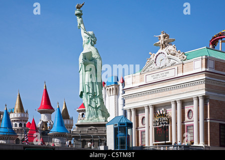 USA, Las Vegas, Hotel New York mit der Freiheitsstatue im Vordergrund Stockfoto