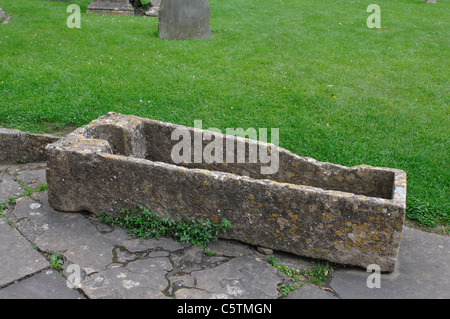 Alte Stein Sarg außerhalb Malmesbury Abbey, Wiltshire, England, UK Stockfoto