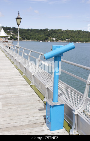 Ein öffentliches Teleskop auf den viktorianischen Pier in der North Wales University Stadt Bangor, Gwynedd Stockfoto