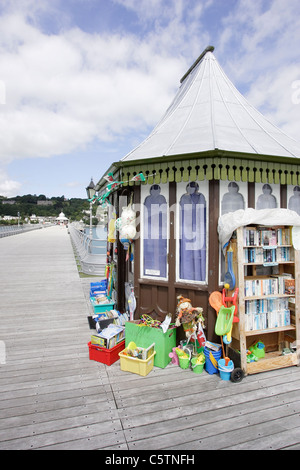 Ein Kiosk verkauft Bücher und Kinder Spielzeug auf den viktorianischen Pier in der North Wales University of Bangor, Gwynedd Stockfoto