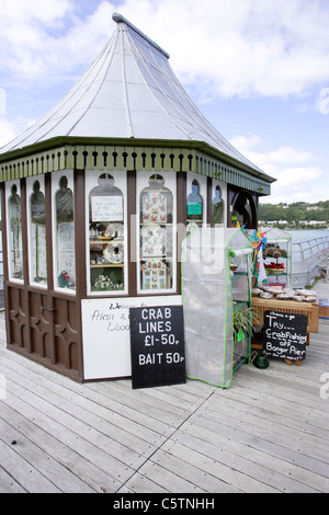 Ein Kiosk Krabben fischen Werbeartikel auf den viktorianischen Pier in der North Wales University Stadt Bangor, Gwynedd Stockfoto