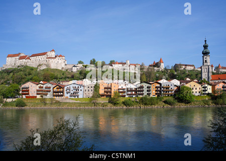 Deutschland, Oberbayern, Burghausen, anzeigen aus Österreich über Salzach Fluss Stockfoto