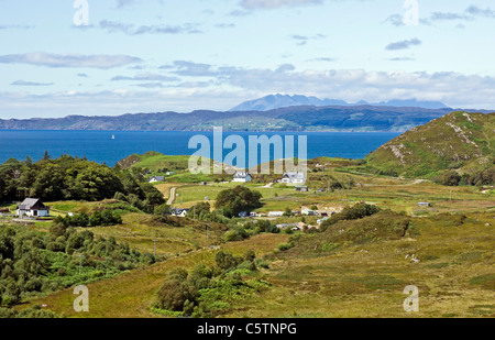Blick vom in der Nähe von Kinloid Morar auf die A830 in Richtung Sleat und die Cuillin Berge auf Skye Schottland Stockfoto