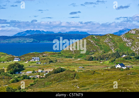 Blick vom in der Nähe von Kinloid Morar auf die A830 in Richtung Sleat und die Cuillin Berge auf Skye Schottland Stockfoto