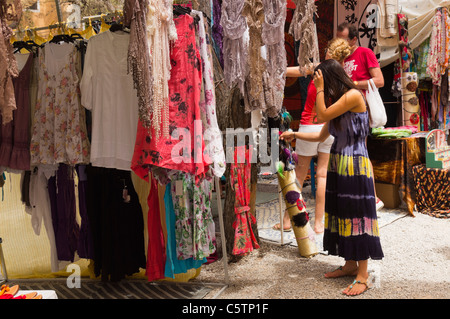 Ibiza, Balearen, Spanien - der Hippiemarkt am Punta Arabi an der Ostküste. Kleider. Stockfoto