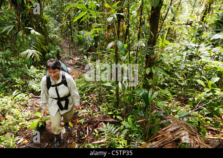 Costa Rica, Las Horquetas, Rara Avis, Frau mit Rucksack im Regenwald Stockfoto