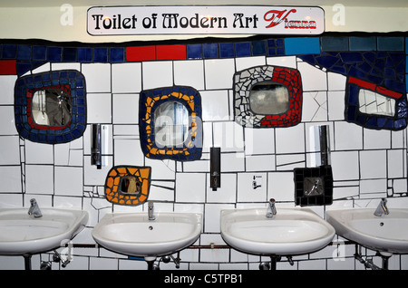 Toilette der modernen Kunst, Friedensreich Hundertwasser, Wien, Österreich, Juni 2011 Stockfoto