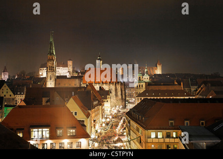 Deutschland, Bayern, Franken, Nürnberg, Hauptmarkt, Blick auf Stadt mit St. Sebaldus-Kirche Stockfoto