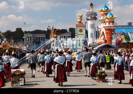 Deutschland, Bayern, Oberbayern, München, lokale Kostüm Gruppe am Oktoberfest-Prozession Stockfoto