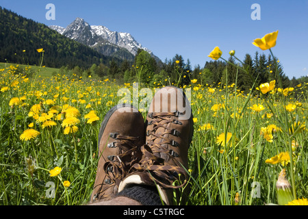 Österreich, Tirol, Kaisergebirge, Wanderer auf Wiese, Nahaufnahme Stockfoto