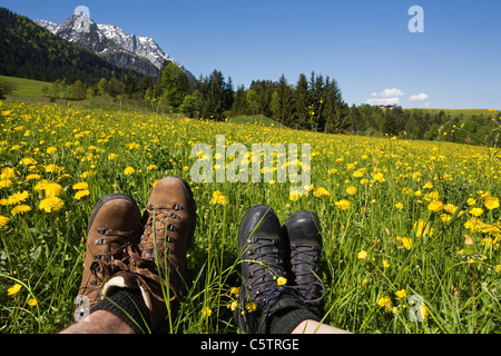 Österreich, Tirol, Kaisergebirge, Wanderer auf Wiese, Nahaufnahme Stockfoto