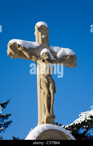 Deutschland, Köln, Friedhof, Schnee bedeckt Kruzifix Stockfoto