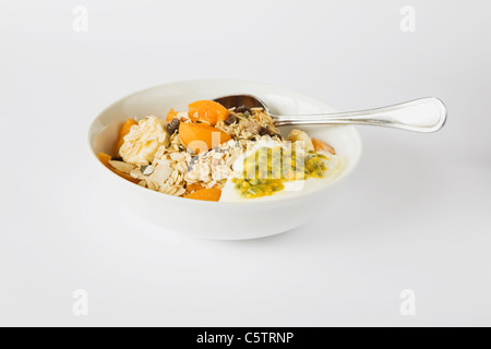 Schüssel mit Müsli mit Obst Stockfoto