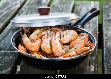 Gebratene Garnelen (Atyidae) in Bratpfanne, close-up Stockfoto