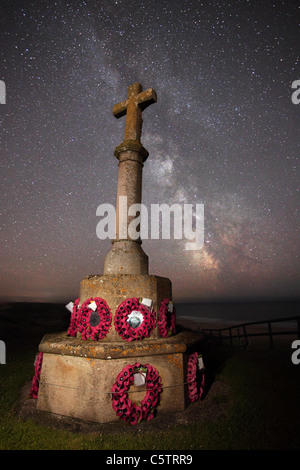 Milky Way - Freshwater West Kriegerdenkmal mit British Legion Poppy Kranz, Pembrokeshire, Wales, UK Stockfoto