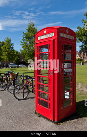 Rote Telefonbox mit Fahrrädern Salisbury Wiltshire England Großbritannien GB Europa Stockfoto