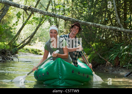 Österreich, Salzburger Land, paar, Kanufahren, Lächeln Stockfoto