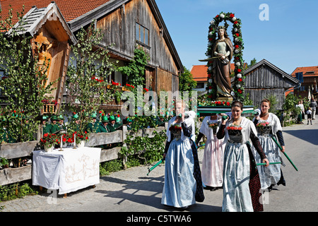 Deutschland, Bayern, Oberbayern, Wackersberg, Frauen tragen dekoriert Staue am Fest der Fronleichnams-Prozession Stockfoto