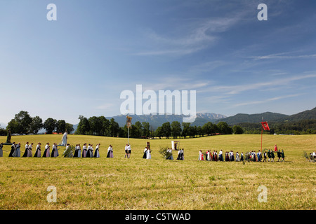 Deutschland, Bayern, Oberbayern, Wackersberg, Fronleichnam Prozession durch Feld Stockfoto