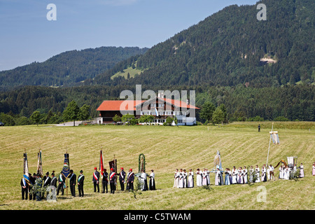 Deutschland, Bayern, Oberbayern, Wackersberg, Fronleichnam Prozession durch Feld Stockfoto