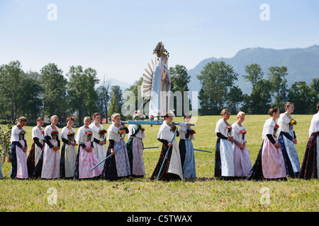 Deutschland, Bayern, Oberbayern, Wackersberg, Frauen tragen dekoriert Staue am Fest der Fronleichnams-Prozession Stockfoto