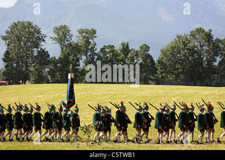 Deutschland, Bayern, Oberbayern, Wackersberg, Männer mit Gewehren auf fest der Fronleichnams-Prozession durch Feld Stockfoto