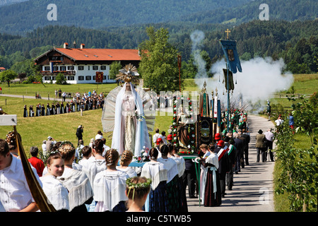 Deutschland, Bayern, Oberbayern, Wackersberg, Fronleichnam Prozession durch Feld Stockfoto