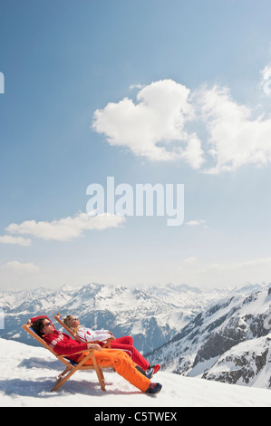 Österreich, Salzburger Land, paar sitzt im Liegestuhl, Seitenansicht Stockfoto