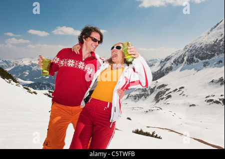 Österreich, Salzburger Land, paar Spaß, hält Gläser, lachen, Porträt Stockfoto