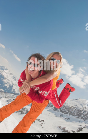 Österreich, Salzburger Land, Paare, die Spaß, Mann Carrrying Frau, lachen Stockfoto