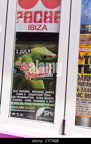 Ibiza, Balearen, Spanien - Pacha Disco Disco Zeichen und Poster. Stockfoto