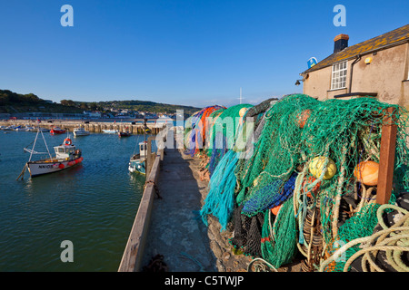 Hafen Fischernetze und schwimmt auf der Hafenmauer in Lyme Regis Dorset England UK GB EU Europa Stockfoto