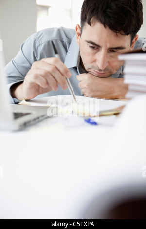 Geschäftsmann im Büro denken, Porträt Stockfoto