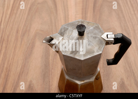 Espressokocher auf Holztisch, erhöhten Blick Stockfoto