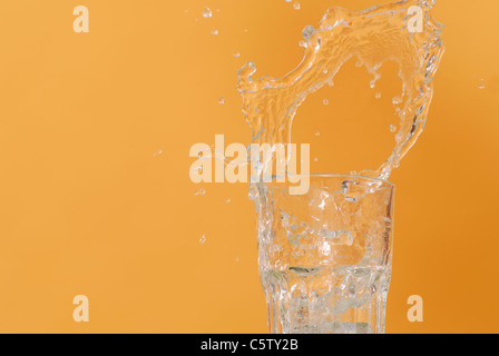 Wasser in Glas, übergreifen, Nahaufnahme Stockfoto