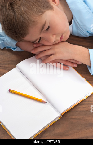 Schüler (6-7) schlafen am Schreibtisch, erhöhten Blick Stockfoto