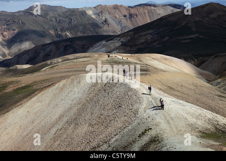 Wanderer zu Fuß durch die bunten Ryolite Berge auf dem Laugavegur-Wanderweg von Landmannalaugar, Thorsmork, Island Stockfoto