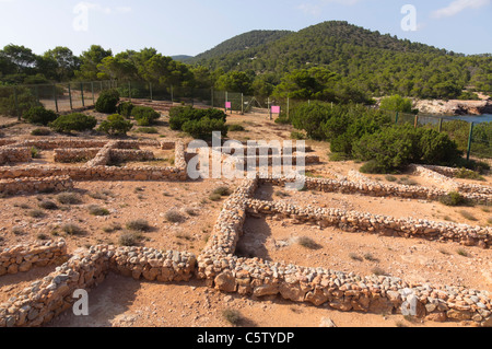 Ibiza, Balearen, Spanien - Sa Caleta, punischen Siedlung archäologische Stätte. Poblat Fenici, phönizische Pueblo Dorf an der Küste. Stockfoto