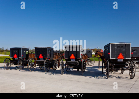 Amish und Mennonite Pferd und Buggys an einer Kupplung post in Shipshewana, Indiana, USA. Stockfoto