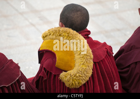 Gelben Hut Sekte tibetisch-buddhistischen Mönche besuchen Abendgebet, Longwu Kloster, Tongren, Qinghai Province, China Stockfoto