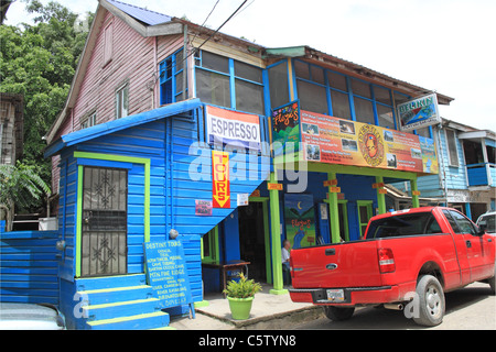 Bars, Restaurants und Reiseveranstalter auf Burns Avenue in der Innenstadt von San Ignacio, Cayo, West Belize, Mittelamerika Stockfoto