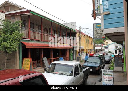 Bars, Restaurants und Reiseveranstalter auf Burns Avenue in der Innenstadt von San Ignacio, Cayo, West Belize, Mittelamerika Stockfoto