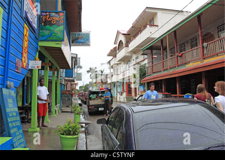 Bars, Restaurants und Reiseveranstalter auf Burns Avenue in der Innenstadt von San Ignacio, Cayo, West Belize, Mittelamerika Stockfoto