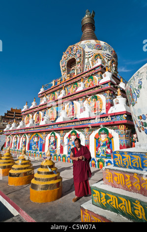 Tibetisch-buddhistischen Mönch besucht Stupa Komplex, Sangge Prudence Kloster, Rebong, Provinz Qinghai, China Stockfoto